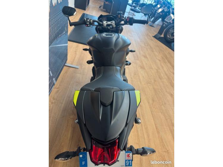 TRIUMPH STREET TRIPLE 765 RS